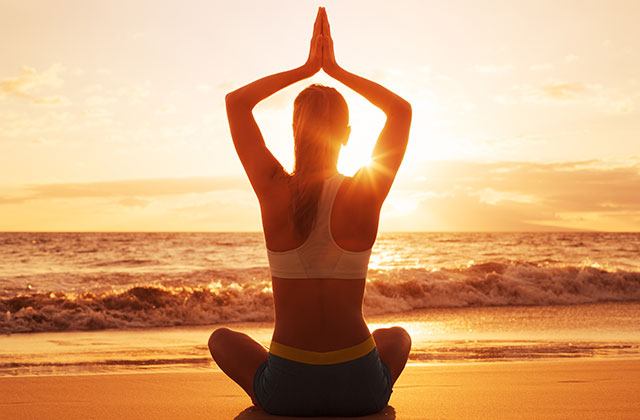 practicar Yoga en la playa