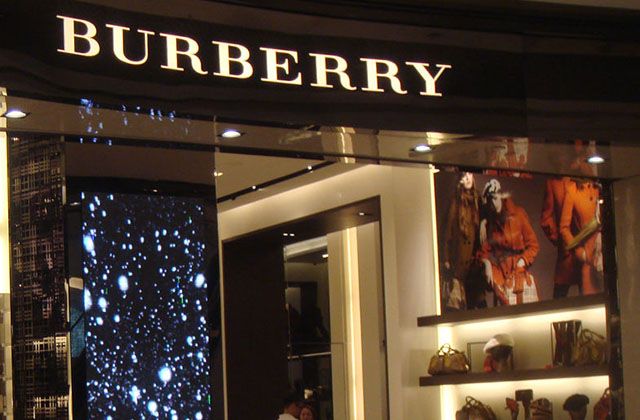 Tienda burberry 2025 puerto banus