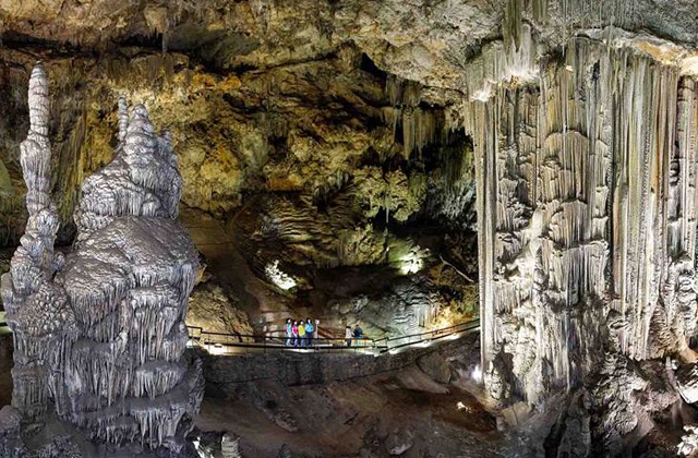 Paysages inoubliables et voyage vers la Préhistoire: day trip à Nerja, le joyau de la Costa del Sol Orientale: Cueva de Nerja