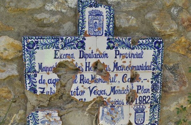 Suspension bridges, canyons and straits on the road along Cahorros del río Monachil: Placa de azulejos referente al manantial de las Hazuelas