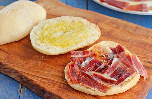 Breakfasts in Andalucia: Mollete with ham foto: www.cocinandoentreolivos.com