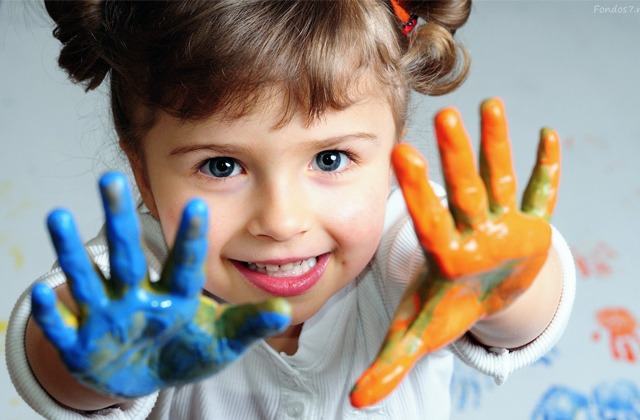 Niña Jugando