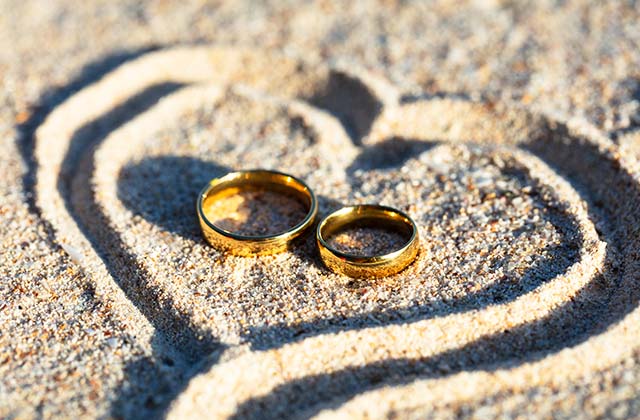 anillos boda en la playa - cómo organizar una boda