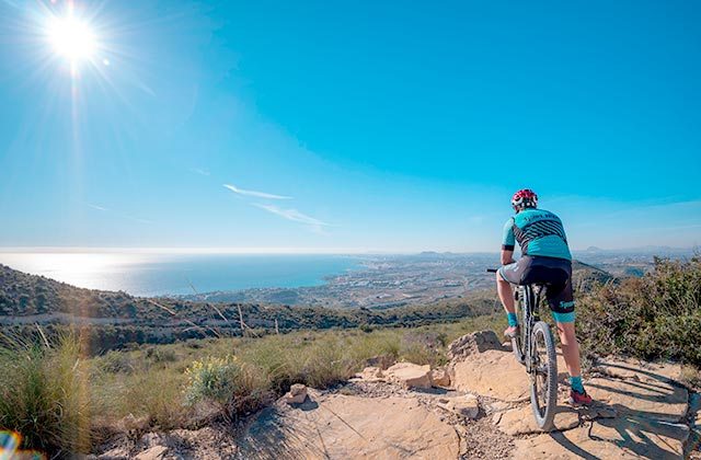 Bicycle Touring Montes de Malaga Natural Park - Crédito: Alfredo Maiquez / Shutterstock.com