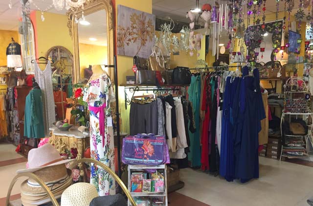 Shopping in Nerja - Azabache