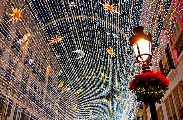 Weihnachtstraditionen - Málaga: eine beleuchtete Straße
