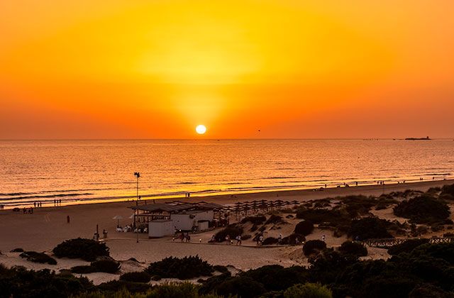 20 cosas que hacer en Andalucía - atardecer La Barrosa