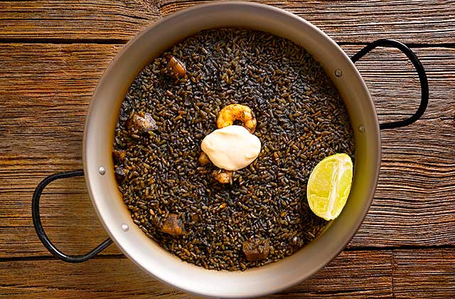 Paella negra (Arroz negro)