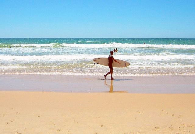 Surf en la playa de El Palmar de Vejer. Fotografía de www.cadiz-turismo.com