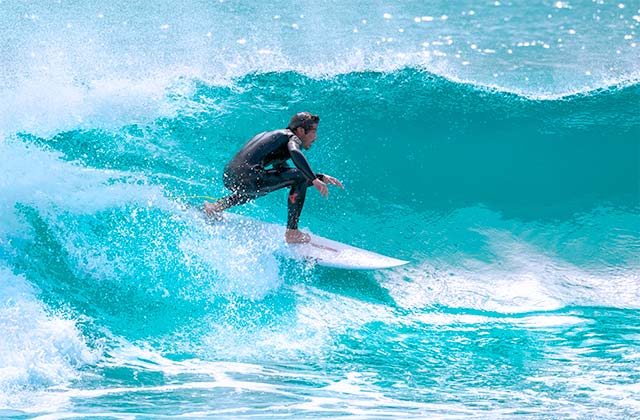 Surf Playa de la Chuc, Motril - Crédito editorial: JordanJoy / Shutterstock.com