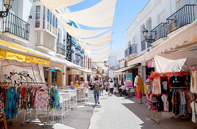 Shopping en Nerja - Crédito editorial: Oliver Foerstner / Shutterstock.com