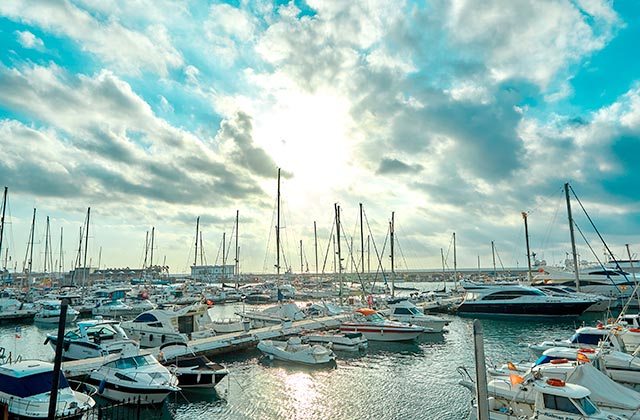 Barcos puerto de Estepona - Crédito editorial: Robalito / Shutterstock.com