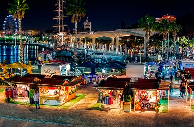 Mercado navideño en Muelle Uno - Crédito editorial: Roberto Sorin / Shutterstock.com