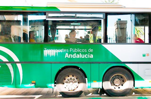 Viajar en Autobus en Andalucia - Crédito editorial: No-Mad / Shutterstock.com