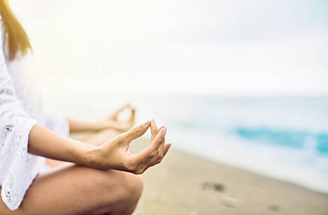 Yoga en la playa - meditar