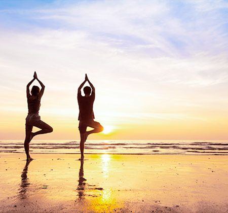 practicar Yoga en la playa