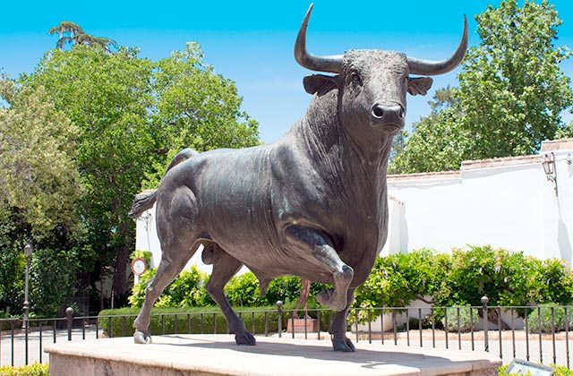 Estatua del Toro Negro en las afueras de la Plaza de Toros de Ronda