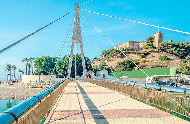 Puente de la Armada y castillo de Sohail - Crédito: vali.lung / Shutterstock.com