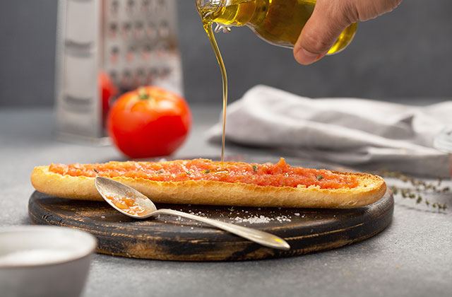 Brot, Olivenöl und Tomate
