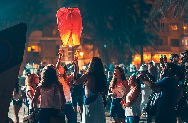 Linternas de la noche de San Juan - Crédito editorial: Petr Pavlica / Shutterstock.com