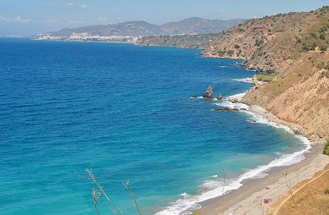 Playa de Las Alberquillas, Maro