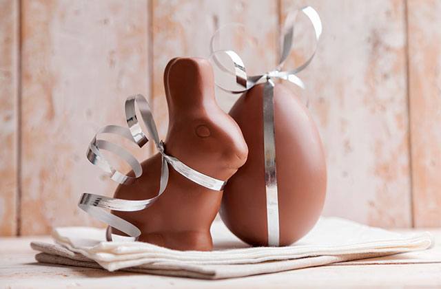Huevo y conejos de chocolate