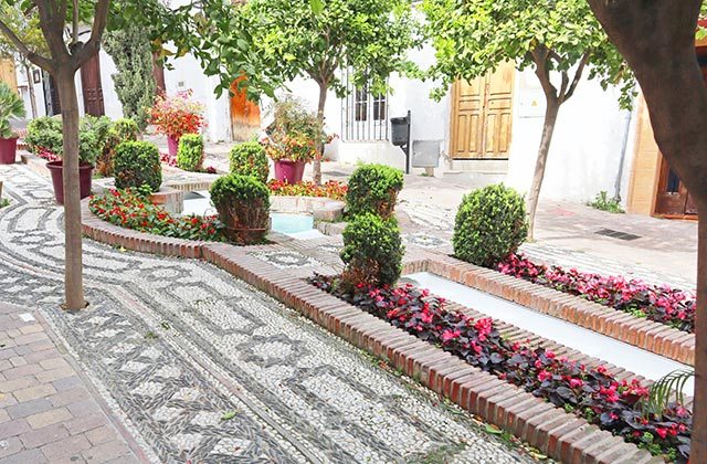 flores en el Casco Antiguo de Estepona