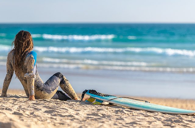 Practicar surf en Conil