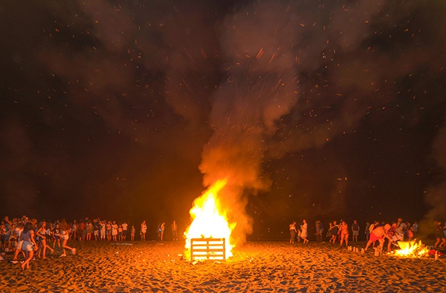 San Juan hogueras en la playa